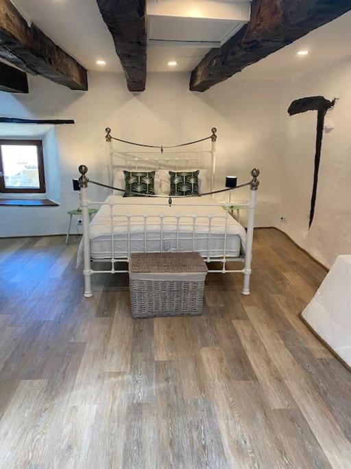 Spacious 1 Bed Home With Shared Pool Champagnac-la-Rivière Екстериор снимка