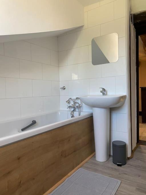 Spacious 1 Bed Home With Shared Pool Champagnac-la-Rivière Екстериор снимка