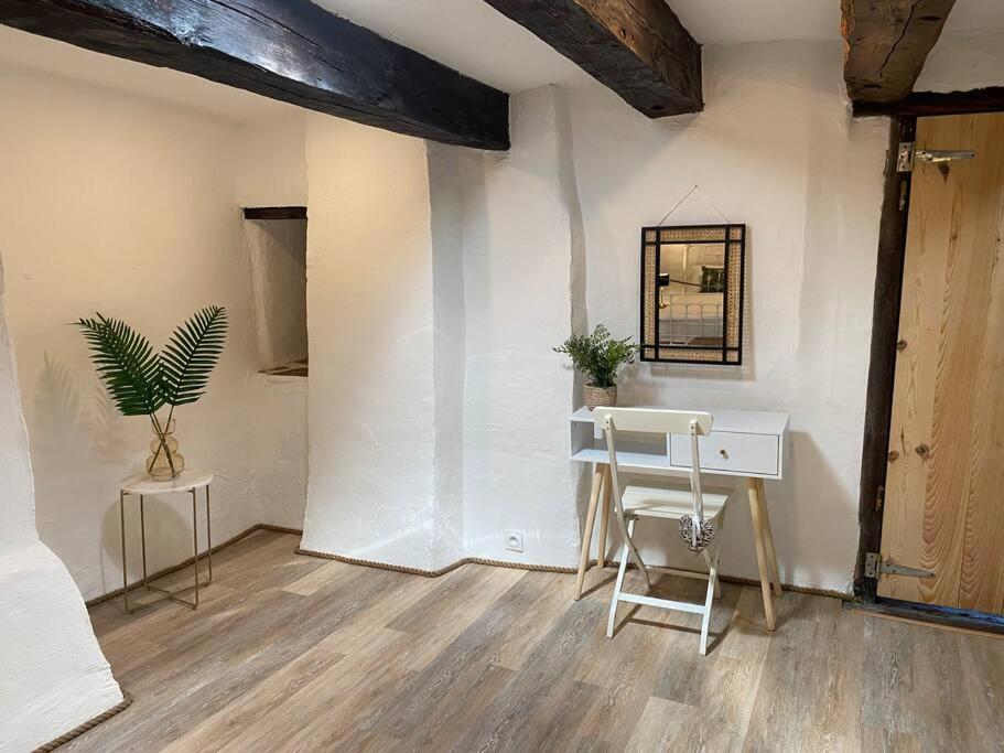 Spacious 1 Bed Home With Shared Pool Champagnac-la-Rivière Екстериор снимка